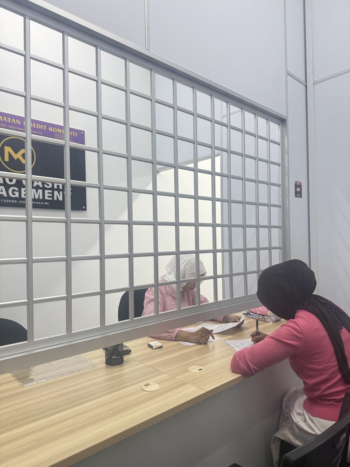 Ruang kaunter pejabat Metro Cashe Management dari dalam